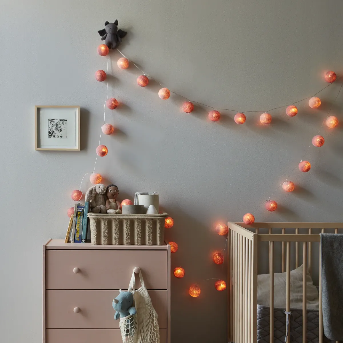 Irislights French rose 35 bollar Rosa från Irislights - Irislights French rose kommer sprida ljus och ge en varm k&auml;nsla runt om oavsett i vilket rum du &auml;n v&auml;ljer att h&auml;nga upp den i.