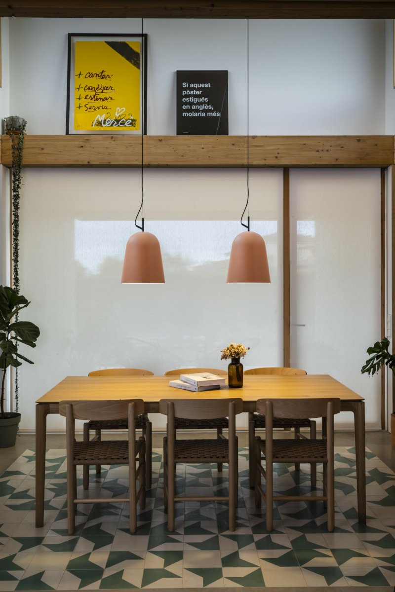 Studio Ø30 Rosa taklampa från Faro Barcelona - Studio &auml;r en elegant pendellampa i rosa, designad av Nahtrang med inspiration fr&aring;n 1950-talets klassiska linjer &ndash; tidl&ouml;s estetik i en modern tappning.