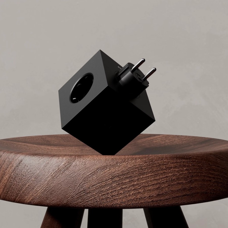 Square 2 Socket extender with 30W Dual USBC Svart från Avolt - Uttagsf&ouml;rl&auml;ngare fr&aring;n Avolt med en stilren design med en kub i &aring;tervunnen plast och en magnetplatta i botten f&ouml;r att kunna h&auml;ngas upp p&aring; v&auml;ggen.