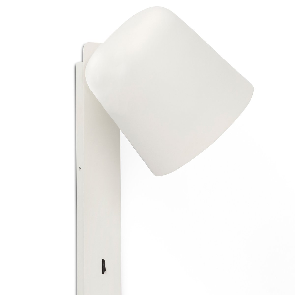 Tila 46cm Vit läslampa från Faro Barcelona - Den vita st&aring;lstrukturen i nordisk stil rymmer inte bara en fullt justerbar ljusk&auml;lla, utan fungerar &auml;ven som praktisk hylla f&ouml;r en bok eller tidskrift.