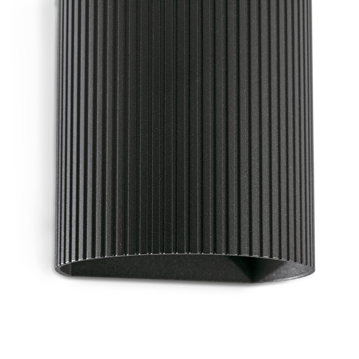 Sole 10cm Svart räfflad vägglampa från Faro Barcelona - Finns i tv&aring; storlekar och kan avge ljus i en eller tv&aring; riktningar &ndash; perfekt f&ouml;r hallar, trapphus och mindre utrymmen.