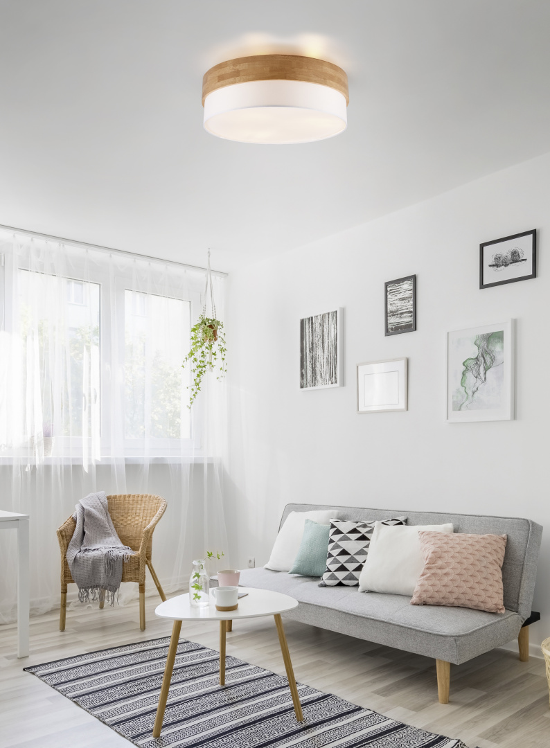 Seasons Ø50 Vit plafond från Trio Lighting - Plafonden Seasons kombinerar enkla former med naturliga material och skapar en harmonisk och inbjudande atmosf&auml;r.