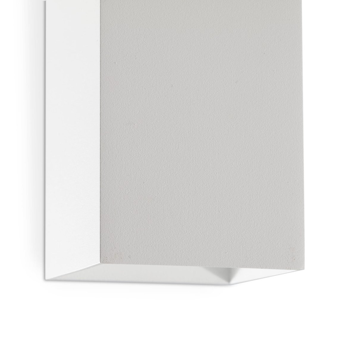 Lune 10cm Vit vägglampa från Faro Barcelona - Lune &auml;r en kvadratisk v&auml;gglampa med sl&auml;t vit yta som passar perfekt i hallar, korridorer och andra genomg&aring;ngsutrymmen.