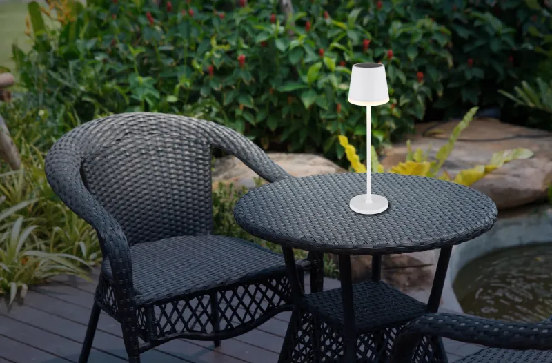 Bordslampa LED Vit solcellslampa från Globo Lighting - Den diskreta designen sm&auml;lter in i alla milj&ouml;er och med IP44-klassning &auml;r den t&aring;lig mot v&auml;der och vind.