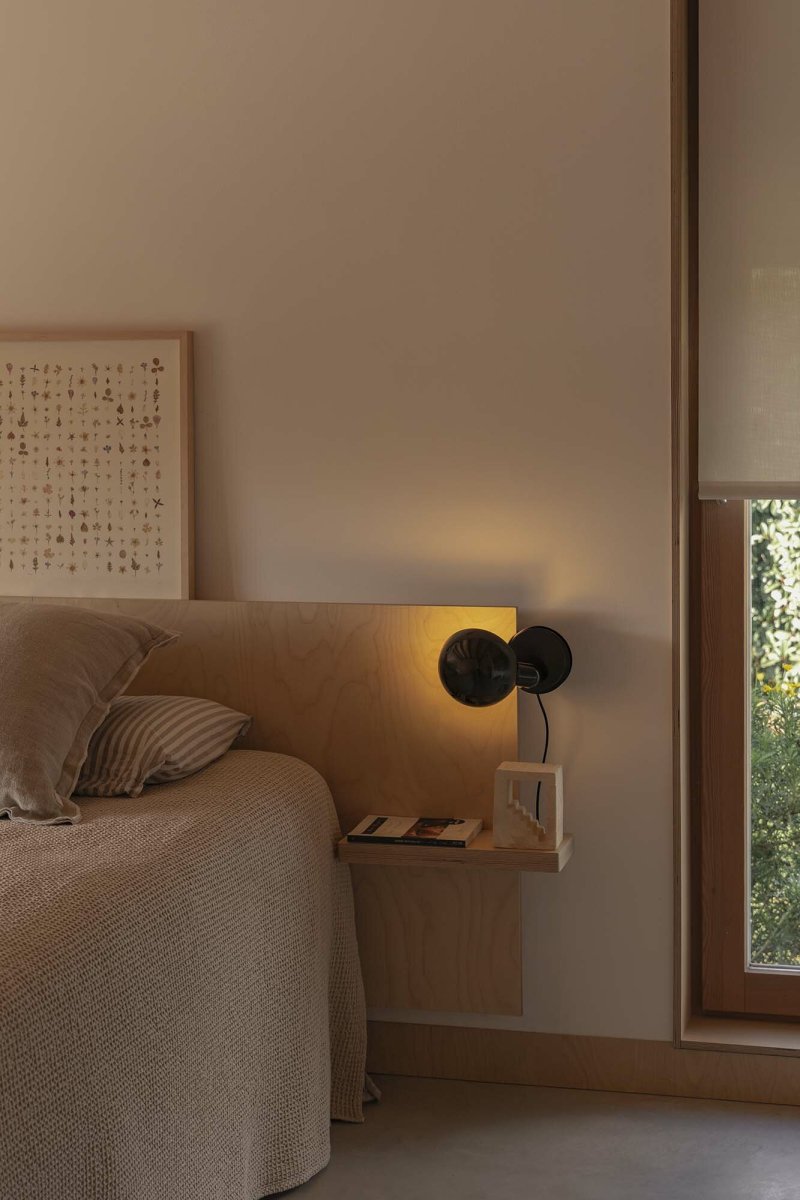 Bela 24cm Svart skrivbordslampa från Faro Barcelona - Bela &auml;r en m&aring;ngsidig lampa som sm&auml;lter in i alla typer av inredningsstilar.