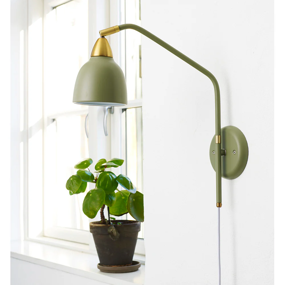 Urban 40cm Olivgrön vägglampa från Superliving - Med en roterbar arm och en sk&auml;rm som kan vridas hela 345&deg; ger lampan en flexibel och anpassningsbar belysning f&ouml;r alla behov.