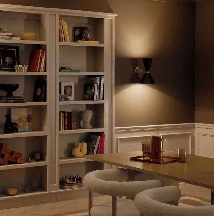 Phix 34cm Svart/brons vägglampa från Elstead Lighting - Den kombinerar svart f&auml;rg med en elegant ljus brons-finish f&ouml;r ett modernt och stilrent uttryck.