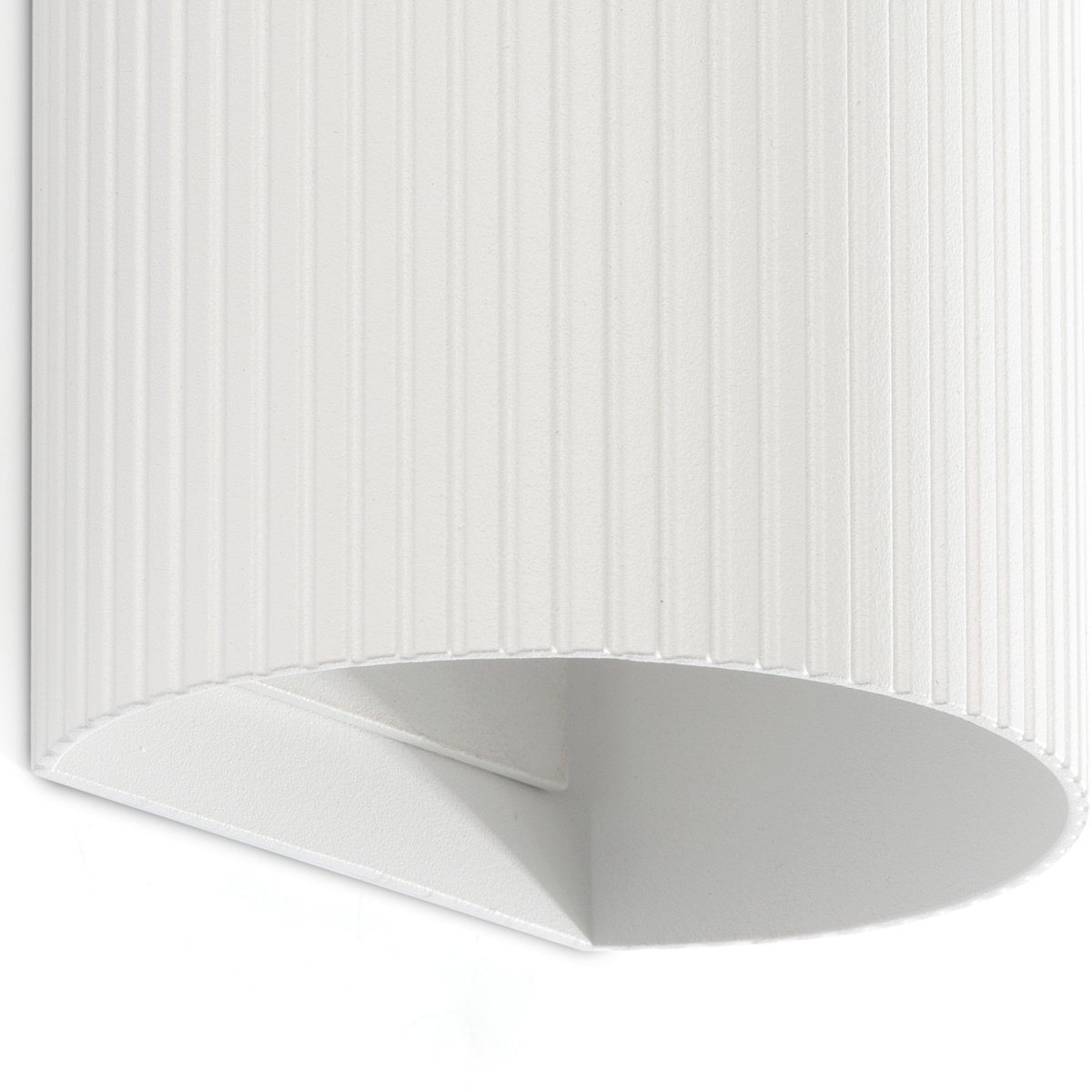 Sole 15cm Vit räfflad vägglampa från Faro Barcelona - Den finns i tv&aring; storlekar och kan avge ljus i en eller tv&aring; riktningar, vilket g&ouml;r den idealisk f&ouml;r hallar och mindre utrymmen.