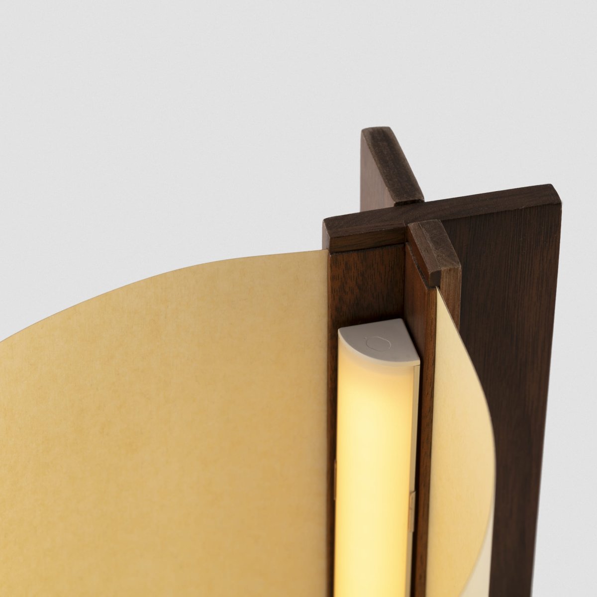 Cata 25cm Valnöt bordslampa från Faro Barcelona - Lampan &auml;r tillverkad av certifierat, h&aring;llbart tr&auml; och levereras i en smart flat-pack-design som minimerar b&aring;de f&ouml;rvaringsutrymme och milj&ouml;p&aring;verkan vid transport.