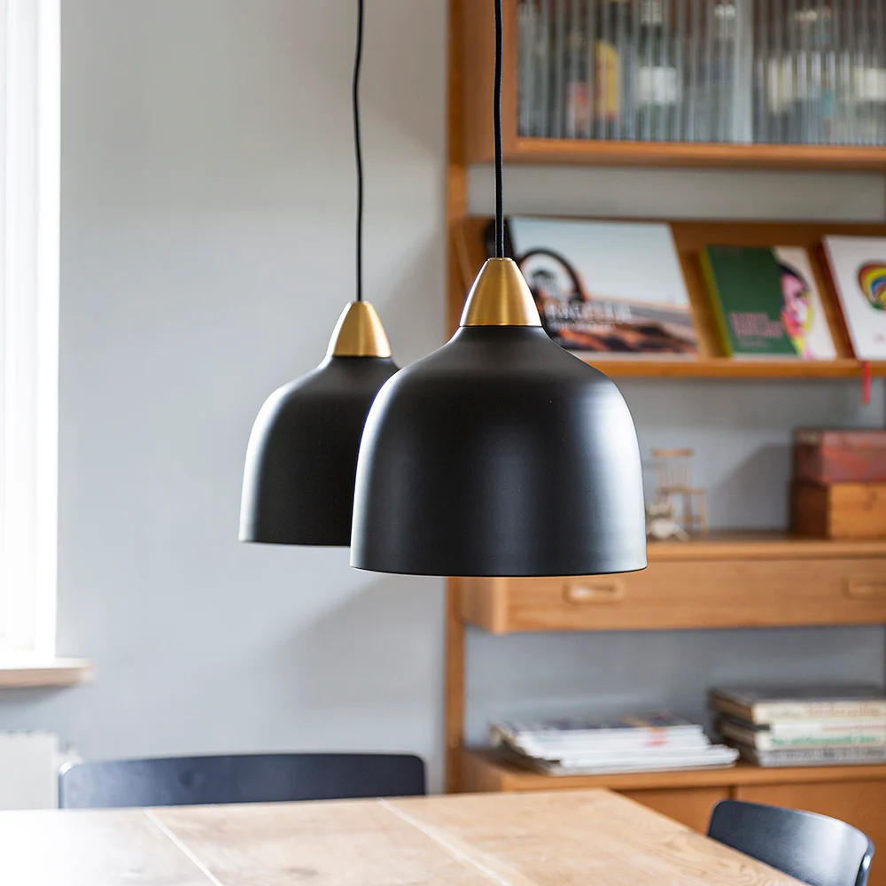 Urban Ø24 Svart taklampa från Superliving - Urban pendellampa kombinerar modern design med en lyxig touch av m&auml;ssing f&ouml;r att skapa en stilren och sofistikerad atmosf&auml;r i ditt hem.