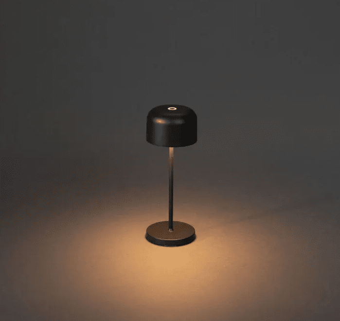 Lille 20cm Svart portabel från Konstsmide - Lille &auml;r en stilren uppladdningsbar bordslampa av aluminium f&ouml;r utomhusbruk.