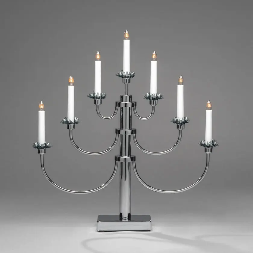 Elljusstake 7ljus Krom från Konstsmide - Den klassiska designen med sina sju ljus och dekorativa detaljer ger en tidl&ouml;s och lyxig k&auml;nsla.