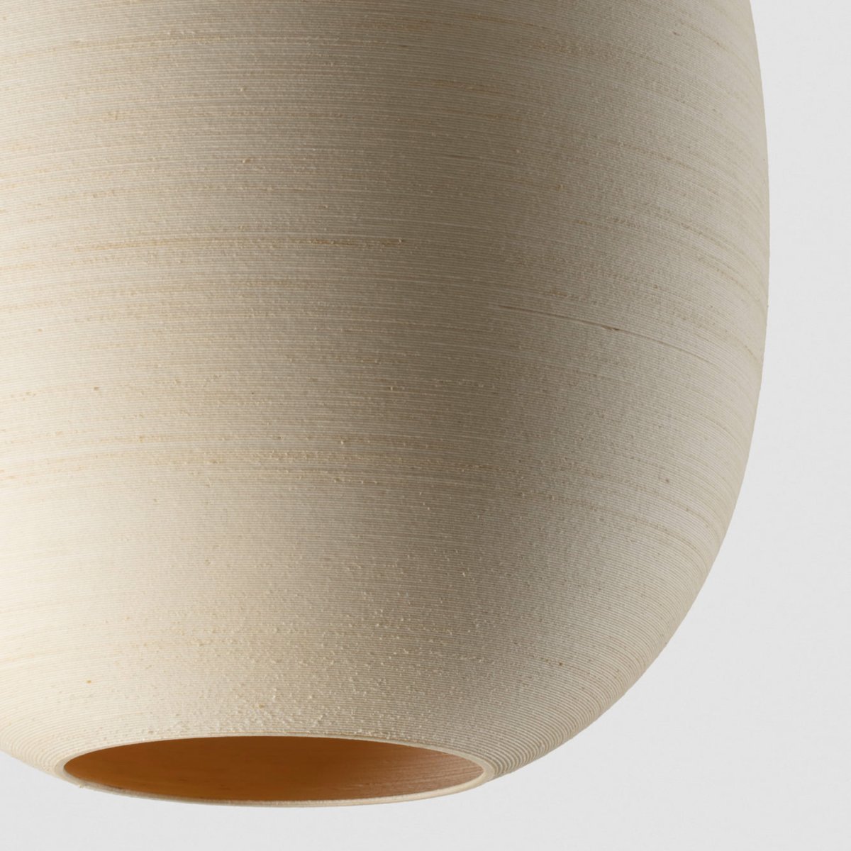 Tierra Ø47 Beige taklampa från Faro Barcelona - Tierra 470 &auml;r en pendellampa designad av H&eacute;ctor Serrano, tillverkad med 3D-printad PLA och &aring;tervunnen tallcellulosa &ndash; ett bioplastmaterial med unik, oregelbunden textur.