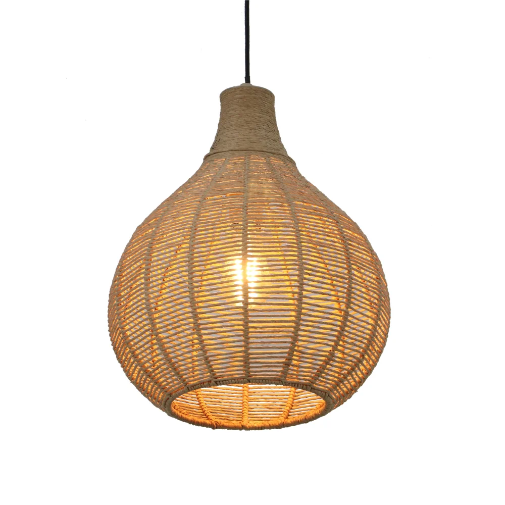 Janne Ø35 Natur taklampa från Trio Lighting - Med sina mjuka, naturliga jutetoner och rottingliknande look sm&auml;lter Janne harmoniskt in i olika inredningsstilar och ger rummet en varm och inbjudande k&auml;nsla &ndash; perfekt f&ouml;r ett modernt och elegant hem.