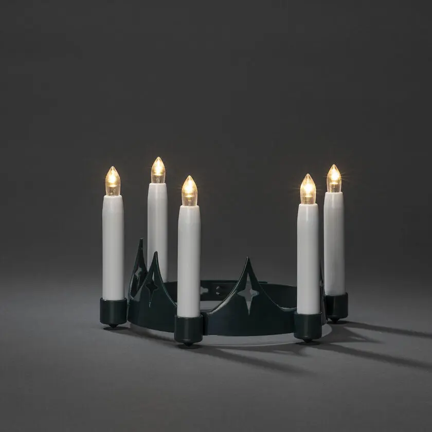 Luciakrona Grön från Konstsmide - Traditionell luciakrona i gr&ouml;n plast med 5 vita LED-ljus som sprider ett varmt och st&auml;mningsfullt sken.