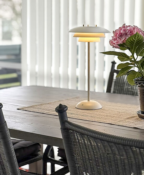 Epsilon 37cm Vit portabel från Aneta Lighting - Epsilon &auml;r en elegant, portabel bordslampa f&ouml;r inomhusbruk med tidl&ouml;s design och touchdimmer diskret placerad p&aring; foten.