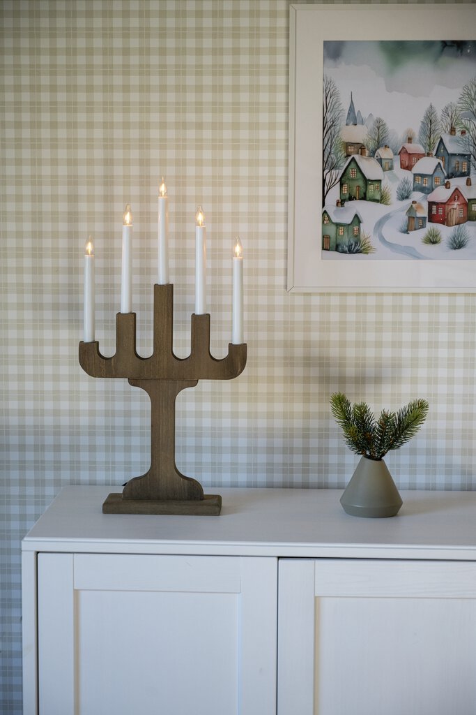 Elljusstake 5ljus Valnöt från Konstsmide - Stilren ljusstake i tr&auml; med vacker valn&ouml;tsf&auml;rg &ndash; en klassisk och elegant dekoration f&ouml;r f&ouml;nster eller bord.