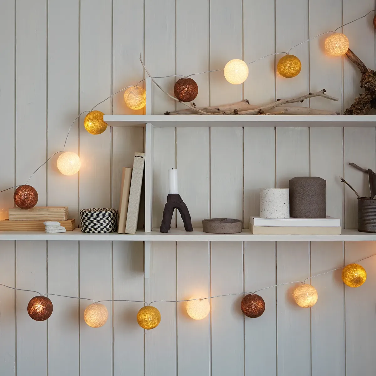 Irislights Biscotti 35 bollar Brun från Irislights - Med sitt varma sken och jordn&auml;ra f&auml;rger i brunt, beige och vitt blir Biscotti en uppskattad inredningsdetalj f&ouml;r b&aring;de stora och sm&aring;.