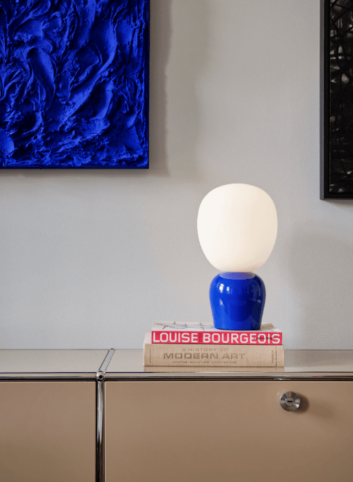 Buddy 34cm Blå bordslampa från Belid - Med sitt j&auml;mna sken och sin sofistikerade design blir Buddy en naturlig del av hemmet, en f&ouml;ljeslagare som sprider ljus och karakt&auml;r i generationer fram&aring;t.