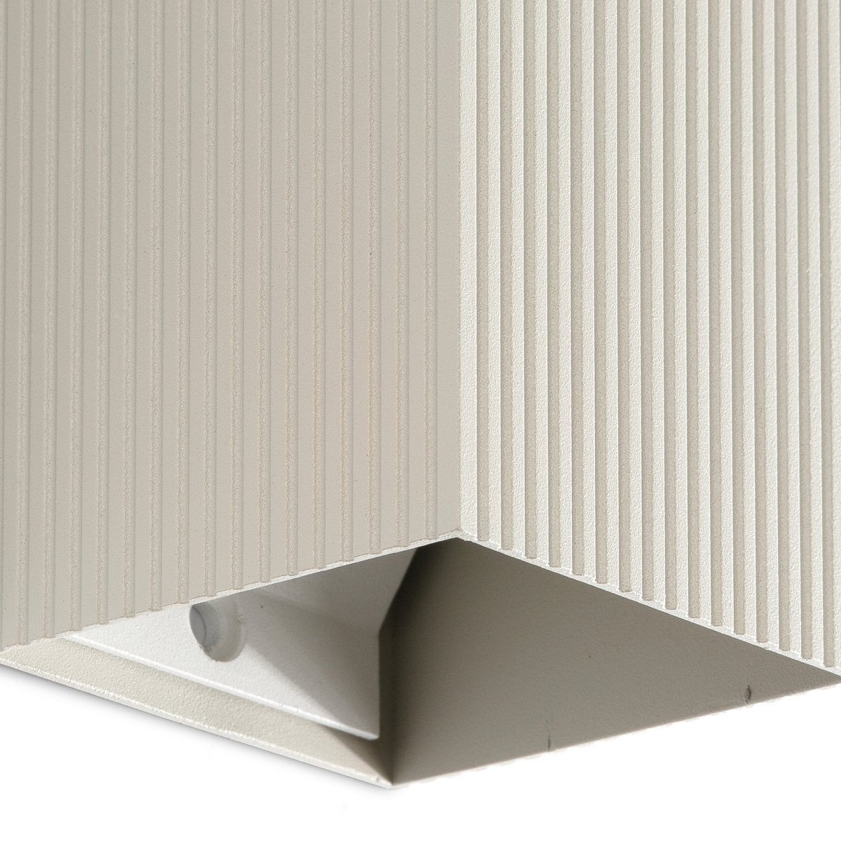 Lune 10cm Grå räfflad vägglampa från Faro Barcelona - Den strukturerade finishen tillf&ouml;r en subtil elegans och skapar en stilfull k&auml;nsla i rummet.