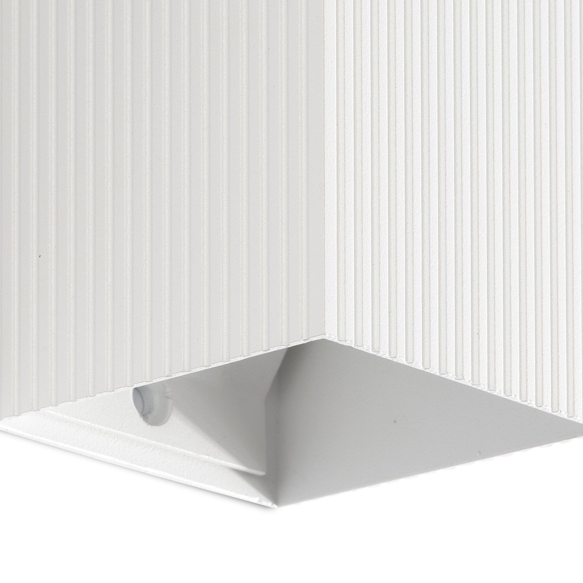 Lune 10cm Vit räfflad vägglampa från Faro Barcelona - Den strukturerade finishen tillf&ouml;r en subtil elegans och skapar en stilfull k&auml;nsla i rummet.