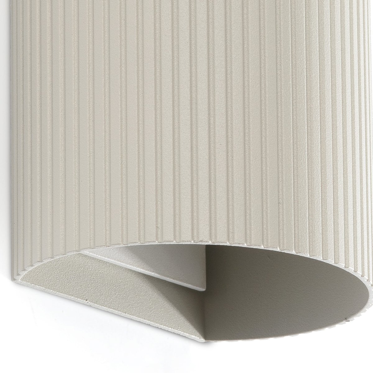 Sole 15cm Grå räfflad vägglampa från Faro Barcelona - Den finns i tv&aring; storlekar och kan avge ljus i en eller tv&aring; riktningar, vilket g&ouml;r den idealisk f&ouml;r hallar och mindre utrymmen.