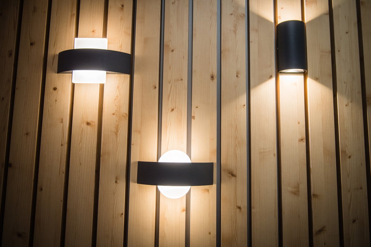 Shield Square Mörkgrå utelampa från Ledvance - Tillverkad av aluminium och med IP44-klassning &auml;r den t&aring;lig mot v&auml;der och passar perfekt f&ouml;r fasader, entr&eacute;er och uteplatser.