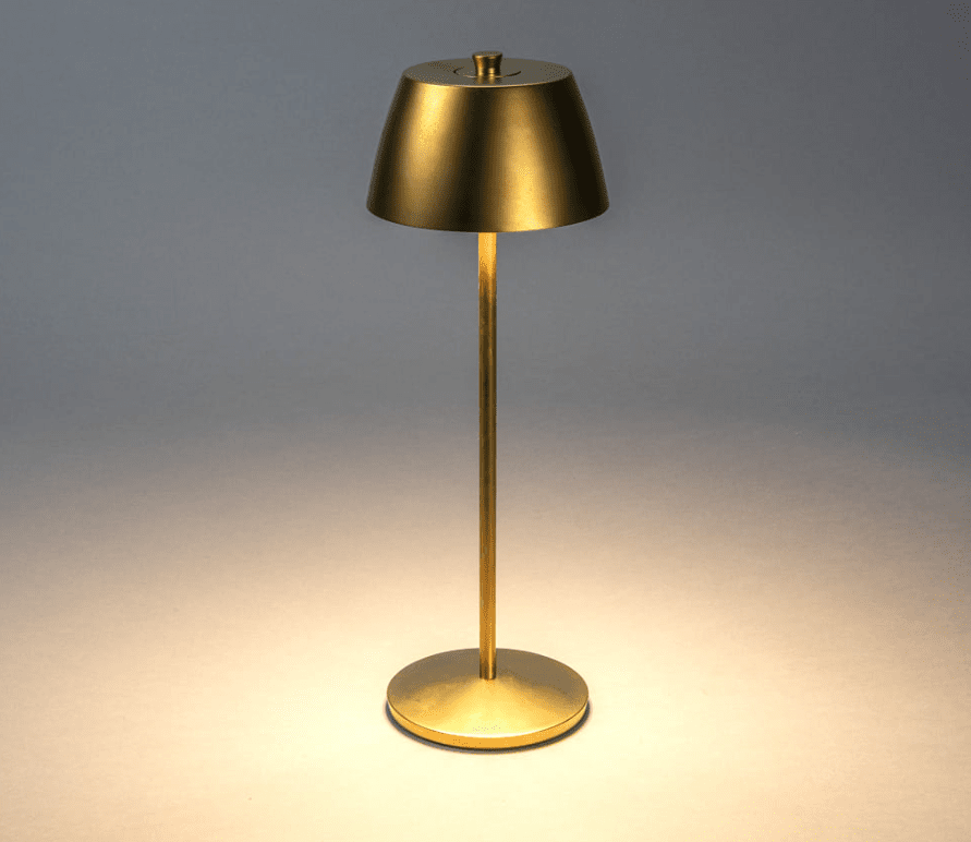 Èze 32cm Matt guld portabel från Konstsmide - Lampan &auml;r utrustad med touchdimmer s&aring; du kan justera ljusstyrkan och f&auml;rgtemperaturen fr&aring;n varmgult ljus till varmvitt ljus.