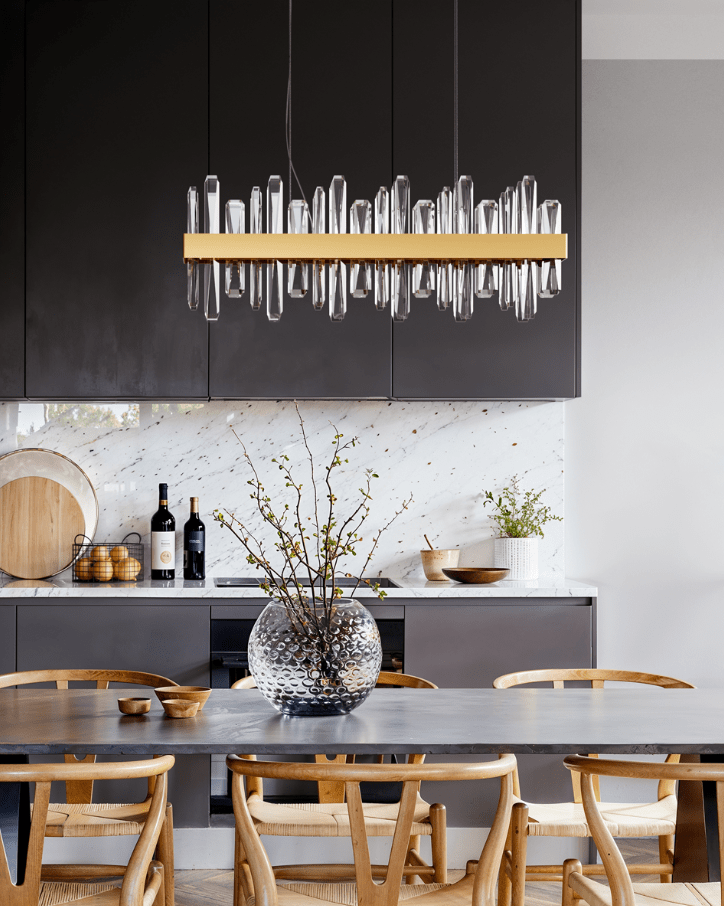 Triumph 80cm Mässing taklampa från By Rydéns - Den &auml;r ett riktigt blickf&aring;ng och ger rummet en lyxig k&auml;nsla, perfekt f&ouml;r dig som vill lyfta inredningen med n&aring;got unikt och smakfullt.