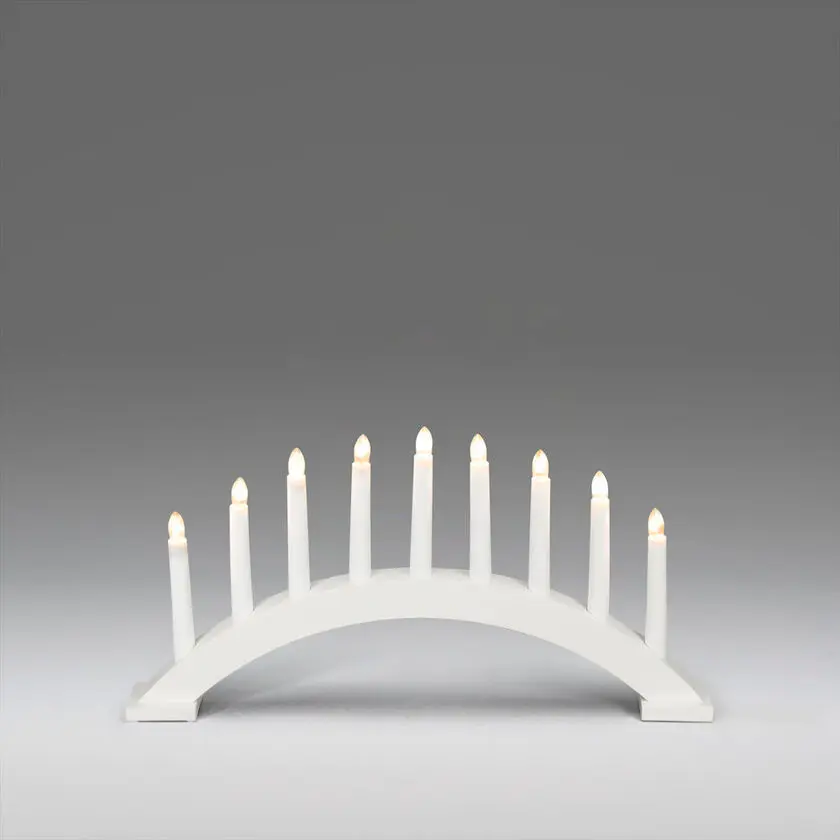 Elljusstake 9ljus Vit från Konstsmide - Sprid ett mjukt och varmt sken i vinterm&ouml;rkret med denna eleganta adventsljusstake i vitlackerat tr&auml;.
