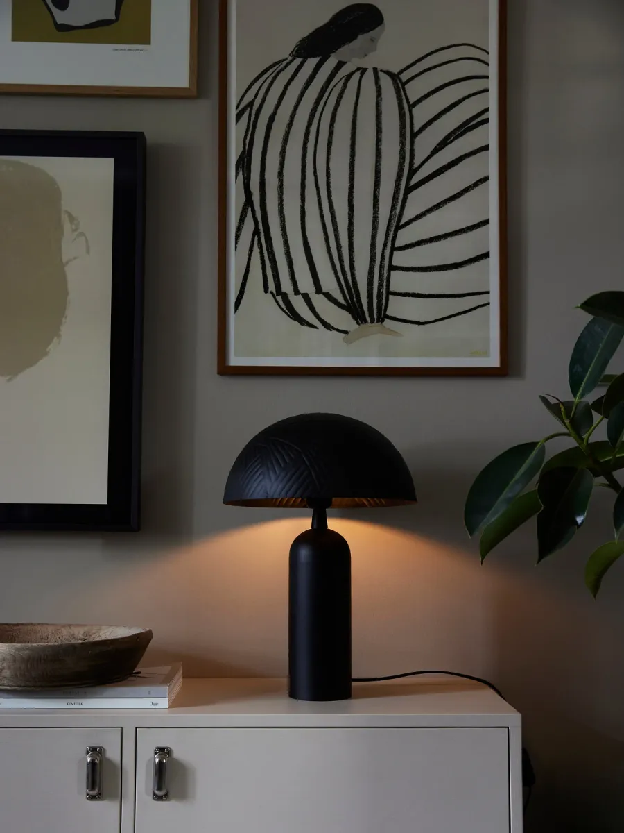Carter 45cm Svart bordslampa från PR Home - Carter &auml;r gjord utav metall i en matt svart finish, sk&auml;rmen &auml;r 31cm i diameter och har ett dekorativt hamrat m&ouml;nster.