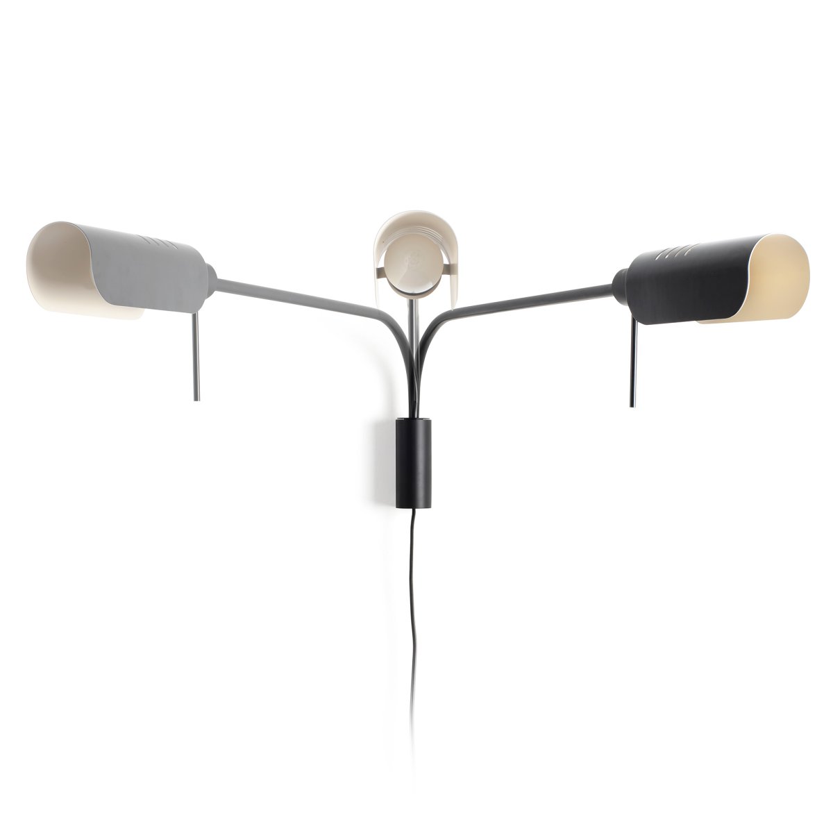 Martinica 85cm Svart läslampa från Faro Barcelona - Inspirerad av retrodesign, men med en friare form, kombinerar Martinica stil och flexibilitet p&aring; ett lekfullt s&auml;tt.