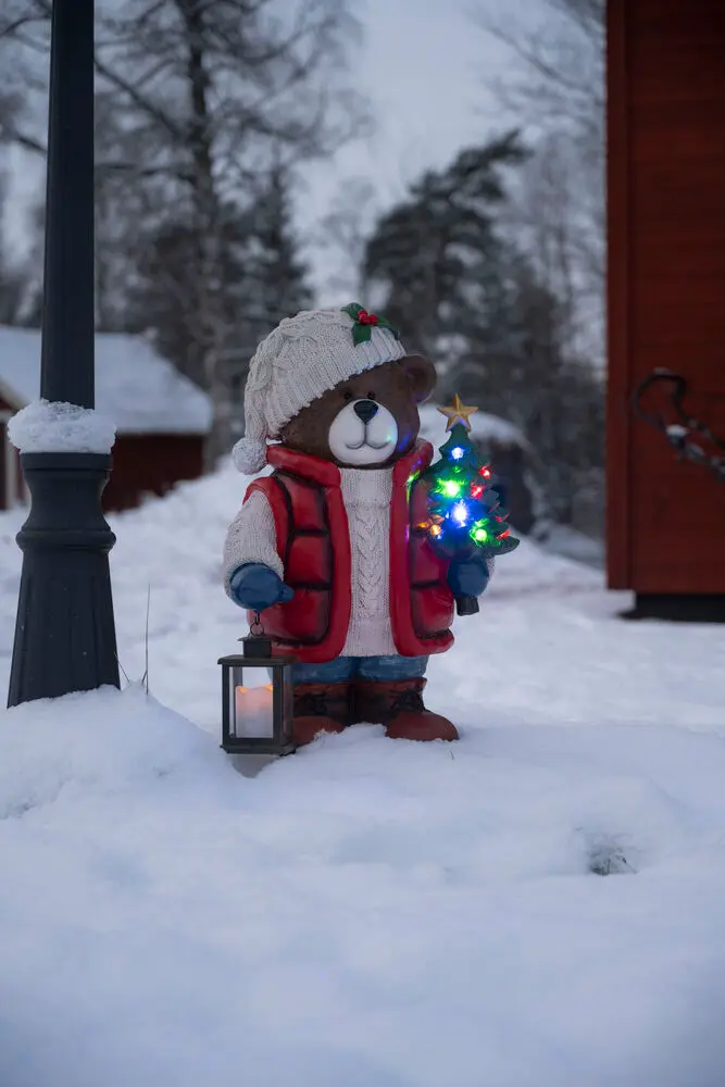 Stor teddybjörn 66cm Flerfärgad från Konstsmide - Batteridriven (5xAA, 1,5V &ndash; ing&aring;r ej) med 6h timer och IP44-klassning f&ouml;r utomhusbruk.