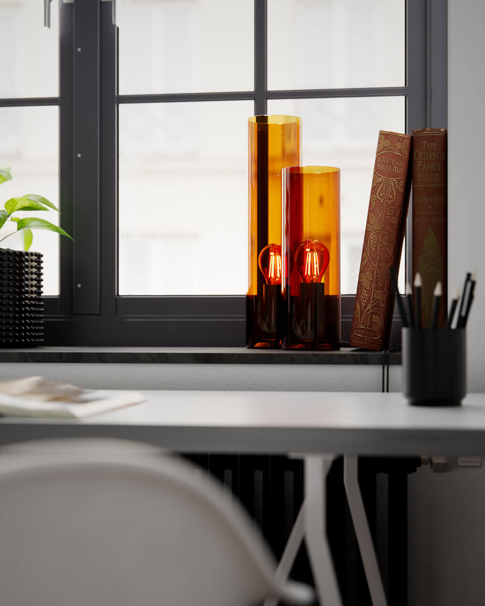 Flake 30cm Amber bordslampa från By Rydéns - Med sitt eleganta cylinderformade glas och tillg&auml;nglighet i trendiga f&auml;rger som m&ouml;rk amber och gr&ouml;nt &auml;r Flake den perfekta lampan f&ouml;r att skapa stil och atmosf&auml;r i ditt hem.