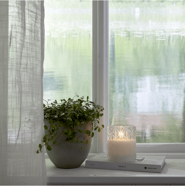 LED Ljus Flamme Romb Transparent från Star Trading - Den har timerfunktion och n&auml;r brytaren &auml;r p&aring; timerl&auml;get lyser ljuset i 6h p&aring;, 18h av, repeterande, med en vacker realistisk l&aring;ga i varmvitt sken.