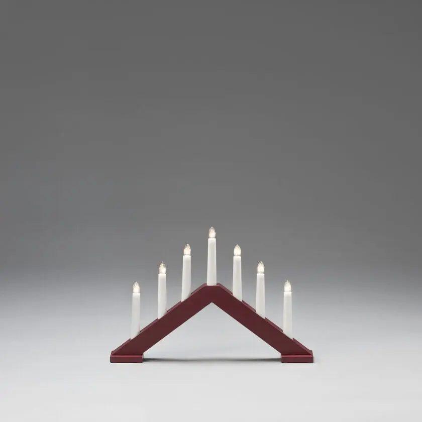 Elljusstake 7ljus Matt mörkröd från Konstsmide - Ge ditt hem en tidl&ouml;s och stilren julk&auml;nsla med denna eleganta adventsljusstake i tr&auml; och matt m&ouml;rkr&ouml;d finish.