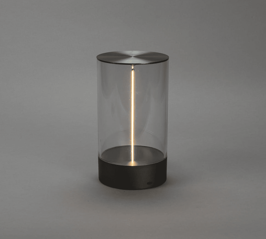 Edison 23cm Antracit portabel från Konstsmide - Edison laddas upp fullt p&aring; 6h med den medf&ouml;ljande USB kabeln och kan sedan lysa i upp till 9h p&aring; 100% ljusstyrka.