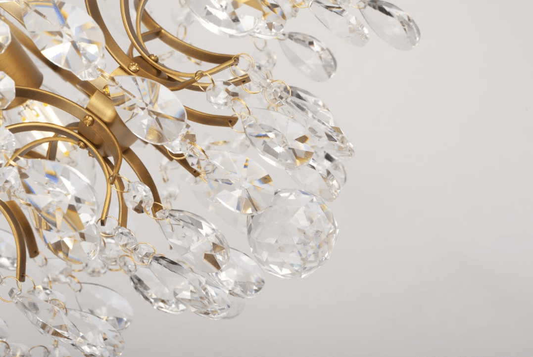 Kate Ø35 Borstad mässing kristall från Norrsken Design - Med sina briljanta handslipade Klass 1 K9-kristaller och en gyllene finish reflekterar den ljuset p&aring; ett magiskt s&auml;tt och skapar en of&ouml;rgl&ouml;mlig atmosf&auml;r.