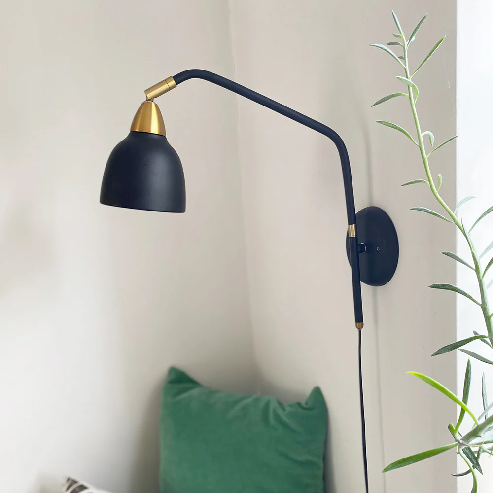Urban 40cm Svart vägglampa från Superliving - Med en roterbar arm och en sk&auml;rm som kan vridas hela 345&deg; ger lampan en flexibel och anpassningsbar belysning f&ouml;r alla behov.