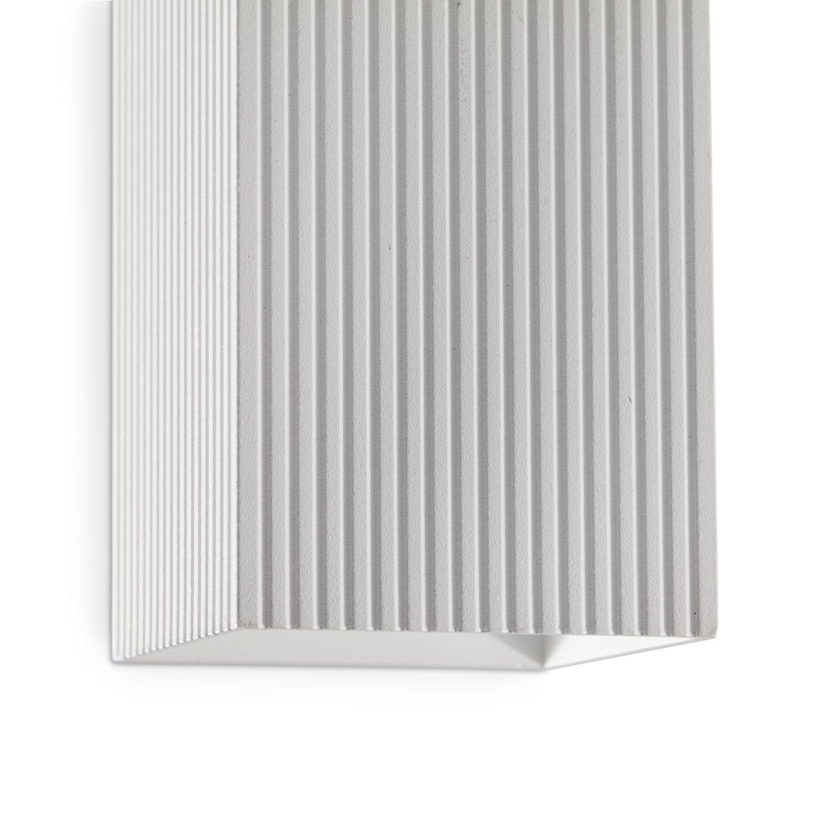Lune 15cm Vit vägglampa från Faro Barcelona - Lune &auml;r en v&auml;gglampa med kvadratisk form och vit r&auml;fflad finish, perfekt f&ouml;r hallar och genomg&aring;ngsutrymmen.