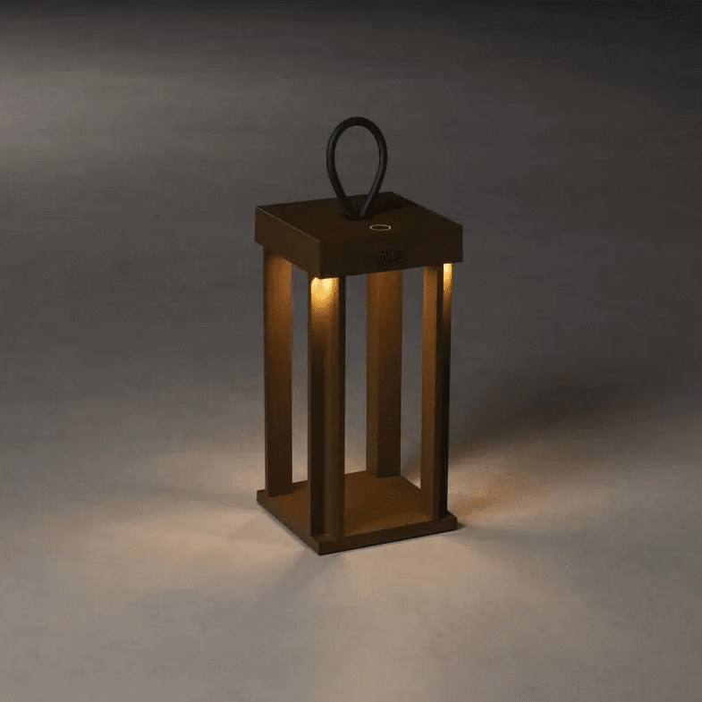 Cannes 42cm Rost portabel från Konstsmide - Lampan &auml;r utrustad med touchdimmer s&aring; du kan justera ljusstyrkan och f&auml;rgtemperaturen.