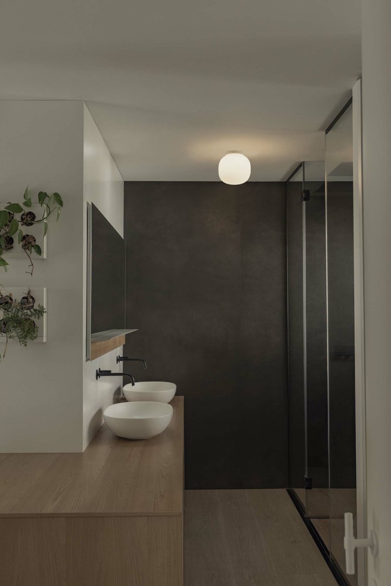 Amelia Ø22 Vit badrumslampa från Faro Barcelona - Amelia &auml;r en taklampa i vitt, designad av H&eacute;ctor Serrano, med ett l&auml;tt och luftigt uttryck.