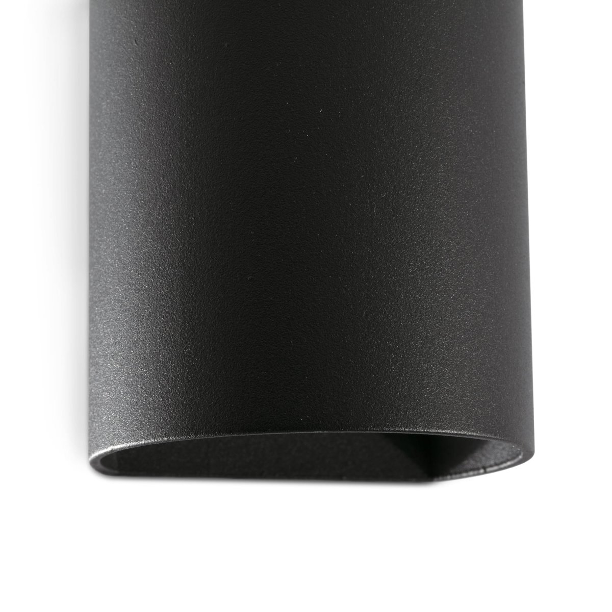 Sole 10cm Svart vägglampa från Faro Barcelona - Finns i tv&aring; storlekar och kan ge ljus i en eller tv&aring; riktningar, vilket g&ouml;r den idealisk f&ouml;r hallar, trappor och mindre utrymmen.