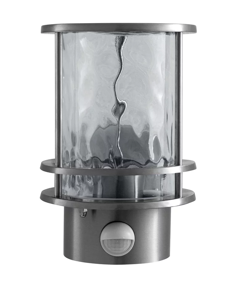 Post Sensor Rostfritt stål utelampa från Ledvance - Tillverkad i rostfritt st&aring;l med en klar glaskupa i hammarfinish ger den ett vackert ljusspel och skapar en inbjudande atmosf&auml;r.