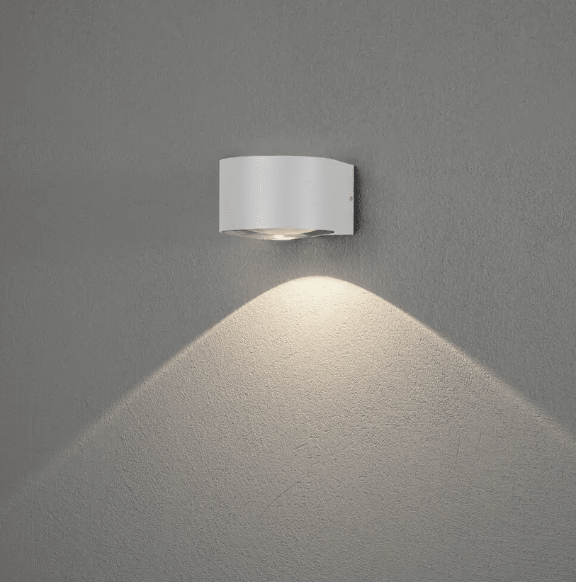 Gela 10cm Vit utelampa från Konstsmide - Gela &auml;r en modern v&auml;gglampa med stilren design.