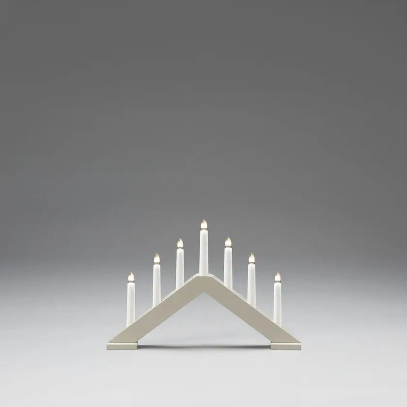 Elljusstake 7ljus Mattbeige från Konstsmide - Ge ditt hem en tidl&ouml;s och stilren julk&auml;nsla med denna eleganta adventsljusstake i tr&auml; och mattbeige finish.