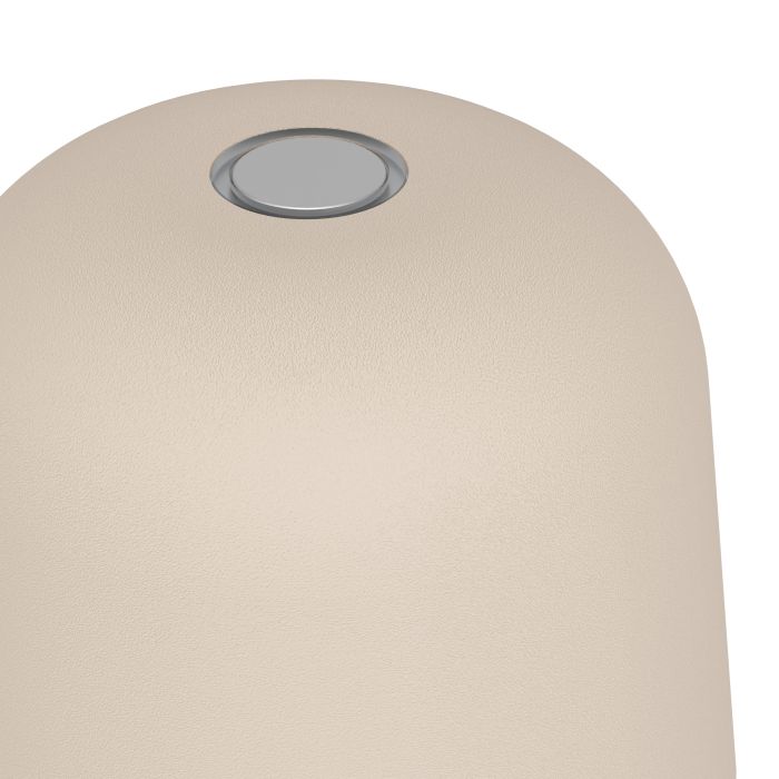 Mannera 20cm Sand portabel från Eglo - Den laddas enkelt med medf&ouml;ljande USB-kabel, vilket g&ouml;r den smidig att ta med &ouml;verallt &ndash; oavsett om du &auml;r p&aring; uteplatsen, i tr&auml;dg&aring;rden eller p&aring; picknick.