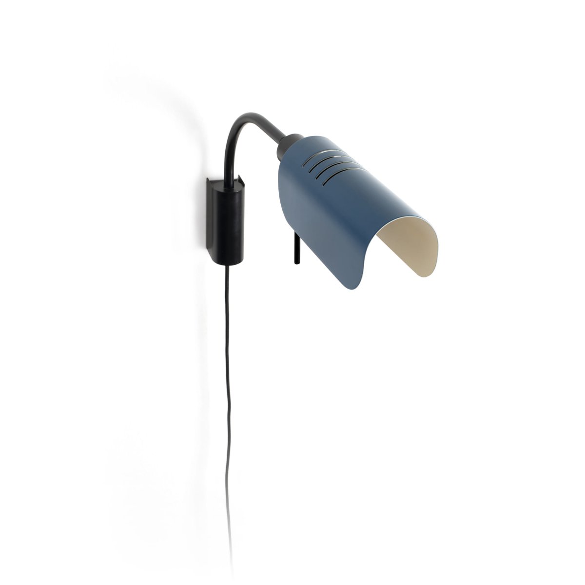 Martinica 47cm Blå läslampa från Faro Barcelona - Martinica &auml;r en v&auml;gglampa med justerbar arm och l&auml;slampa, designad i en klassisk och geometrisk stil.
