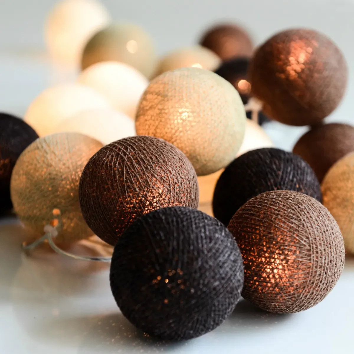 Irislights Brownie 20 bollar Brun från Irislights - Ljusslingan kommer med bollar handtillverkade i bomull och polyester i olika bruna nyanser som sprider ett fint sken n&auml;r den &auml;r t&auml;nd.