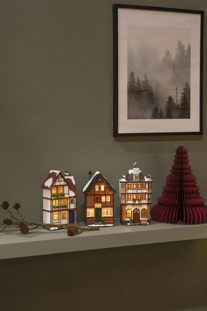 3 små hus Brun från Konstsmide - B/O 3 sm&aring; hus, vintriga hus med 6 amberf&auml;rgade LED-ljus som sprider ett st&auml;mningsfullt sken.
